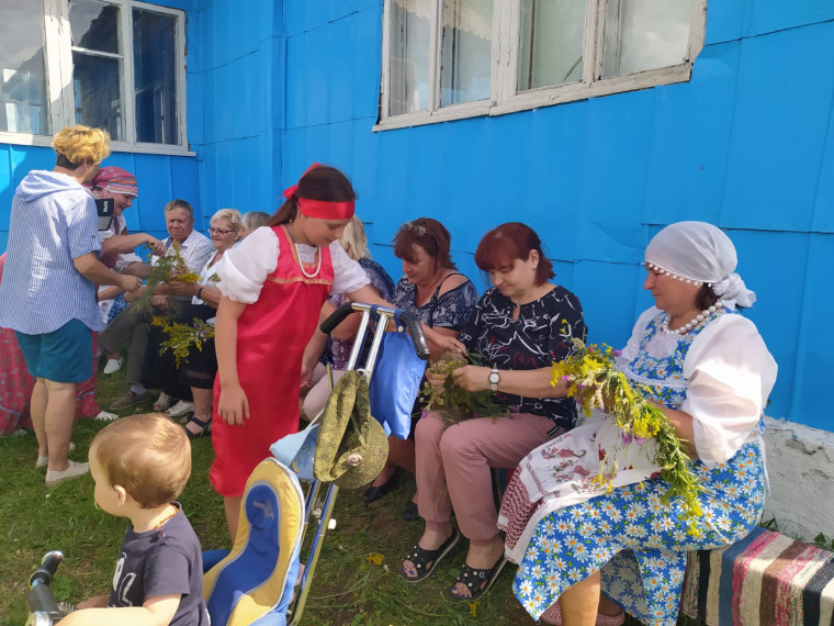 Берёзка и балалайка – два неофициальных символа России – встретились в день Святой Троицы.. Берёзка и балалайка – два неофициальных символа России – встретились в день Святой Троицы..